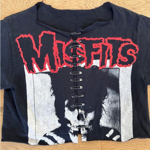 No Brand - Misfits Cut & Cropped Distressed Band Tee in Black - Picture 2 of 3